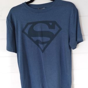 Superman logo tee. Nice blue colour. Short sleeve t-shirt in size small